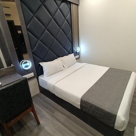 Hotel Classio Andheri - Near Dn Nagar Metro Station Мумбаи Экстерьер фото