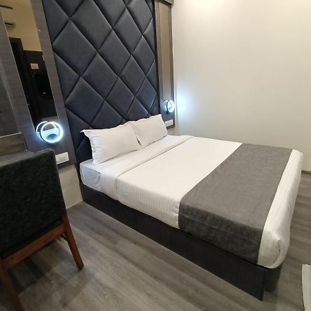 Hotel Classio Andheri - Near Dn Nagar Metro Station Мумбаи Экстерьер фото