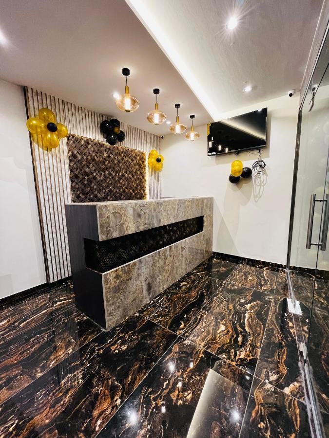 Hotel Classio Andheri - Near Dn Nagar Metro Station Мумбаи Экстерьер фото