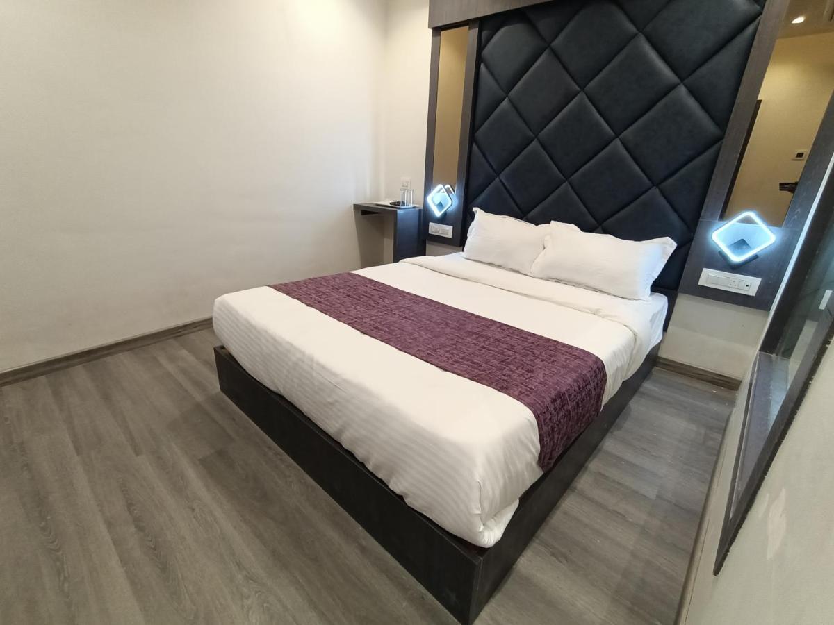 Hotel Classio Andheri - Near Dn Nagar Metro Station Мумбаи Экстерьер фото