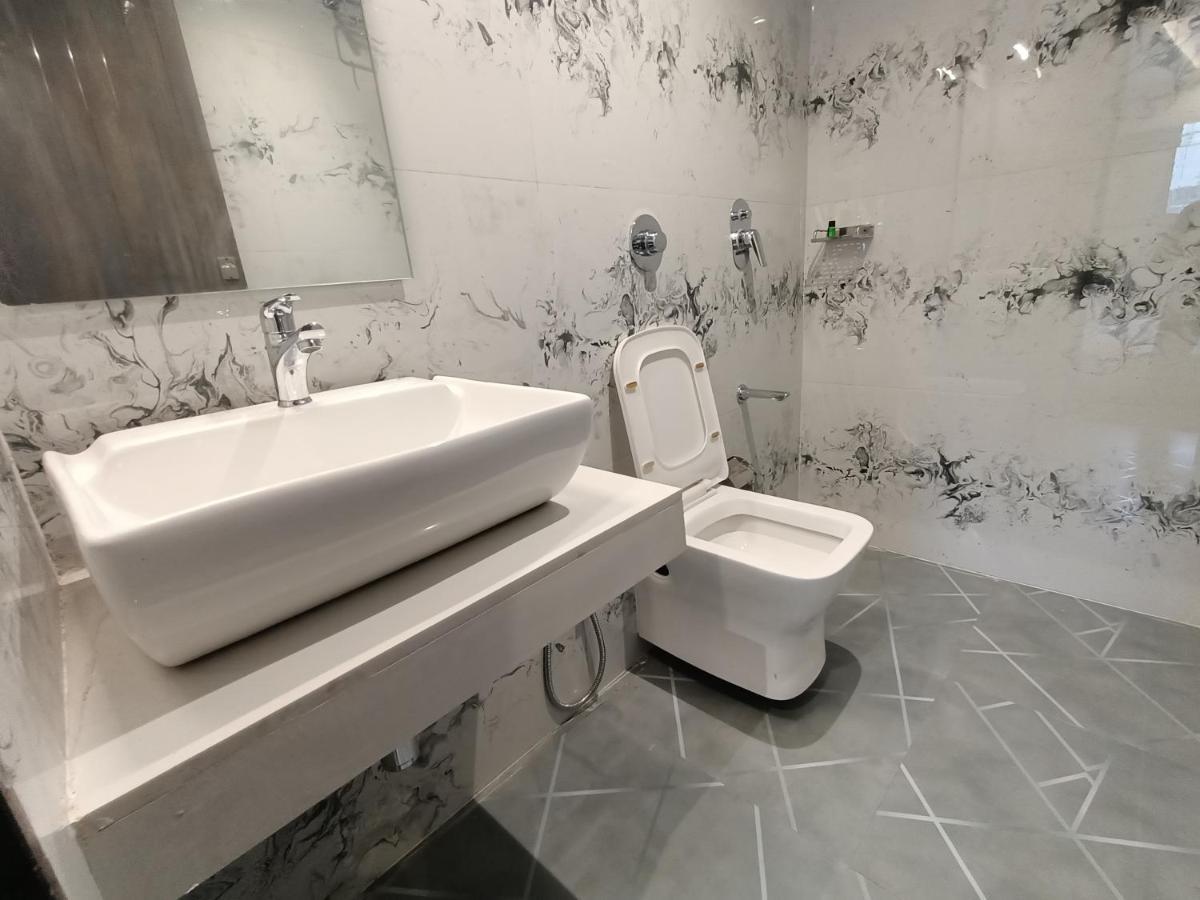 Hotel Classio Andheri - Near Dn Nagar Metro Station Мумбаи Экстерьер фото