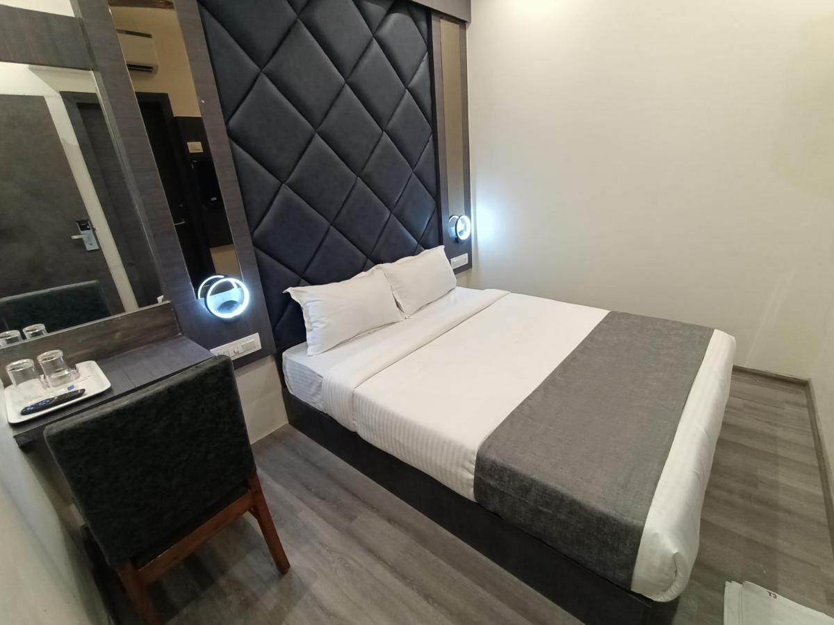 Hotel Classio Andheri - Near Dn Nagar Metro Station Мумбаи Экстерьер фото