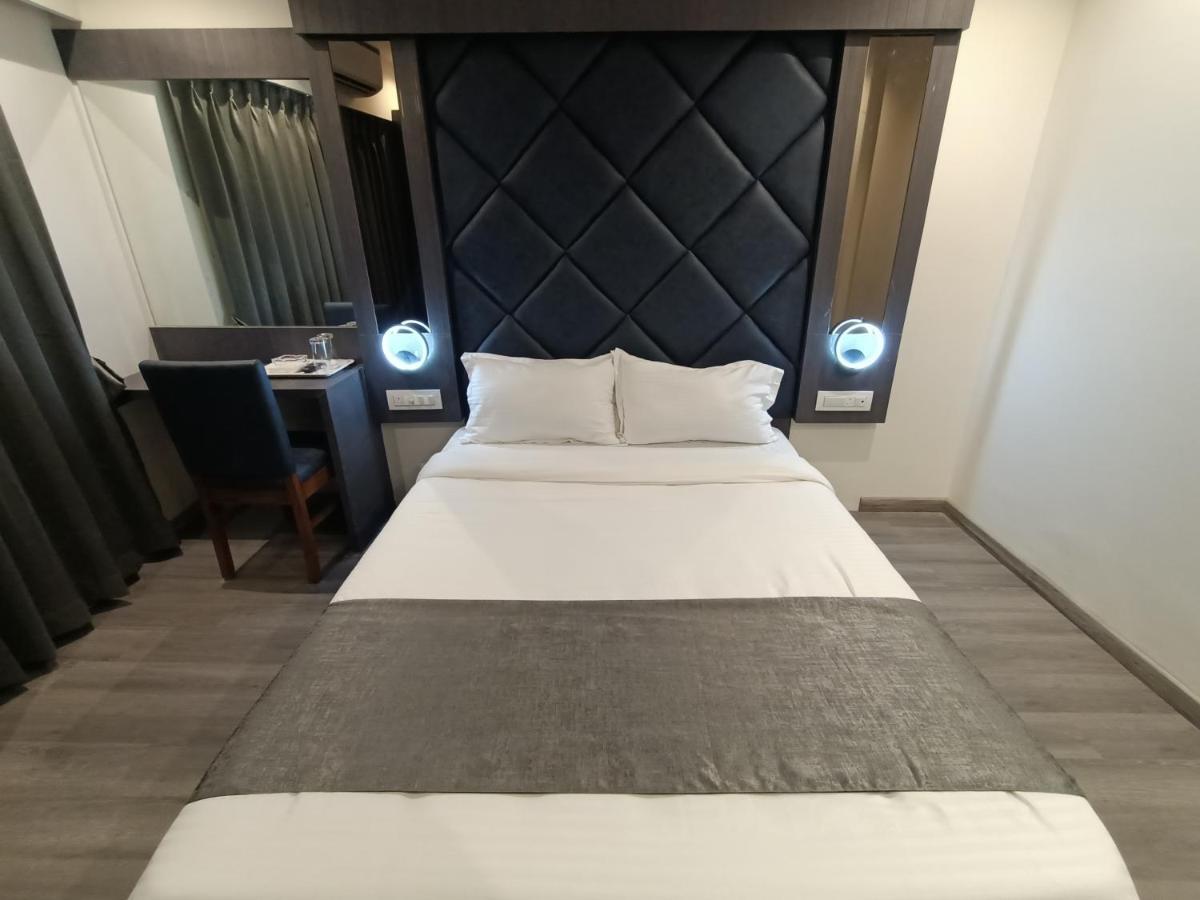 Hotel Classio Andheri - Near Dn Nagar Metro Station Мумбаи Экстерьер фото