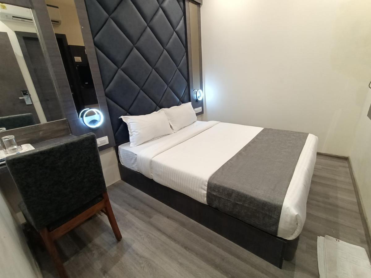 Hotel Classio Andheri - Near Dn Nagar Metro Station Мумбаи Экстерьер фото