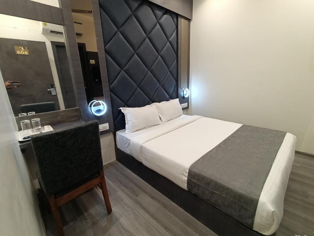 Hotel Classio Andheri - Near Dn Nagar Metro Station Мумбаи Экстерьер фото