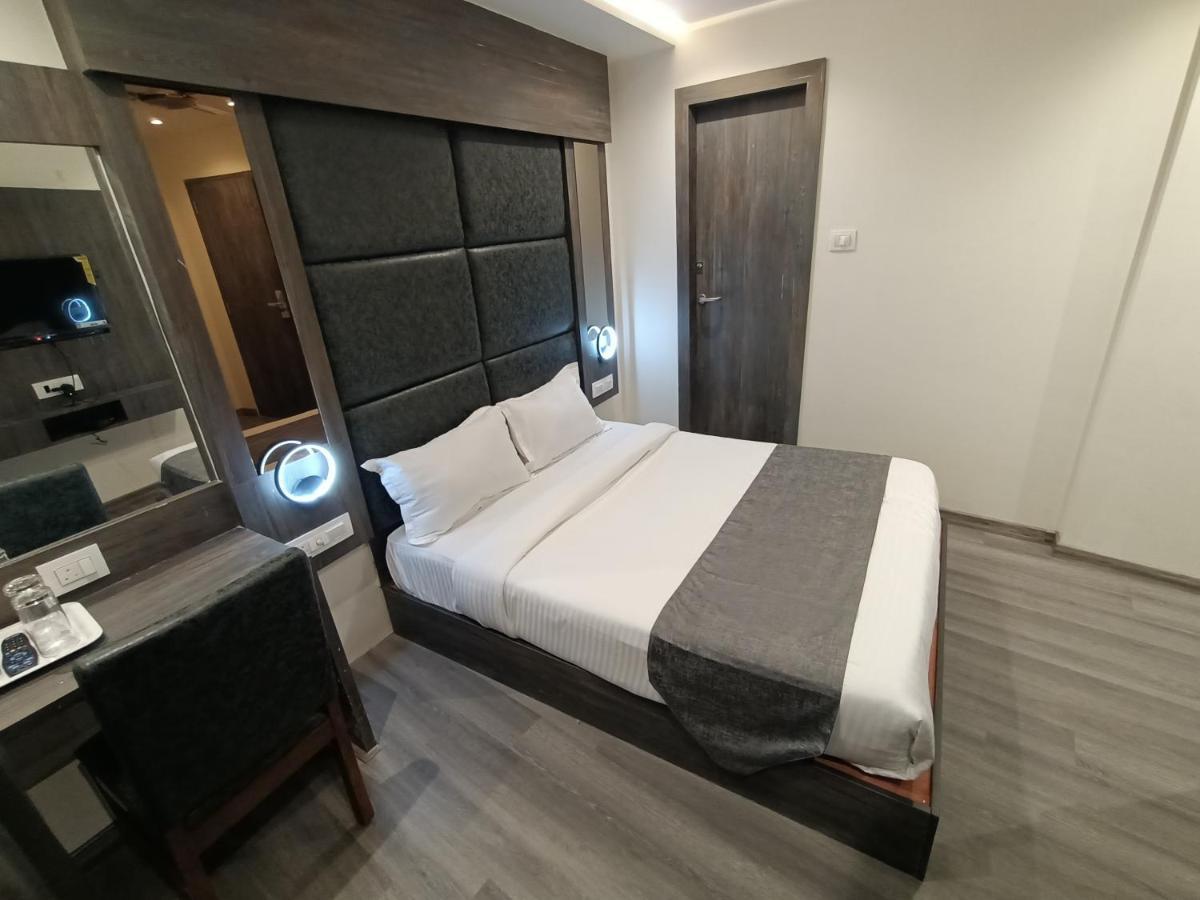 Hotel Classio Andheri - Near Dn Nagar Metro Station Мумбаи Экстерьер фото