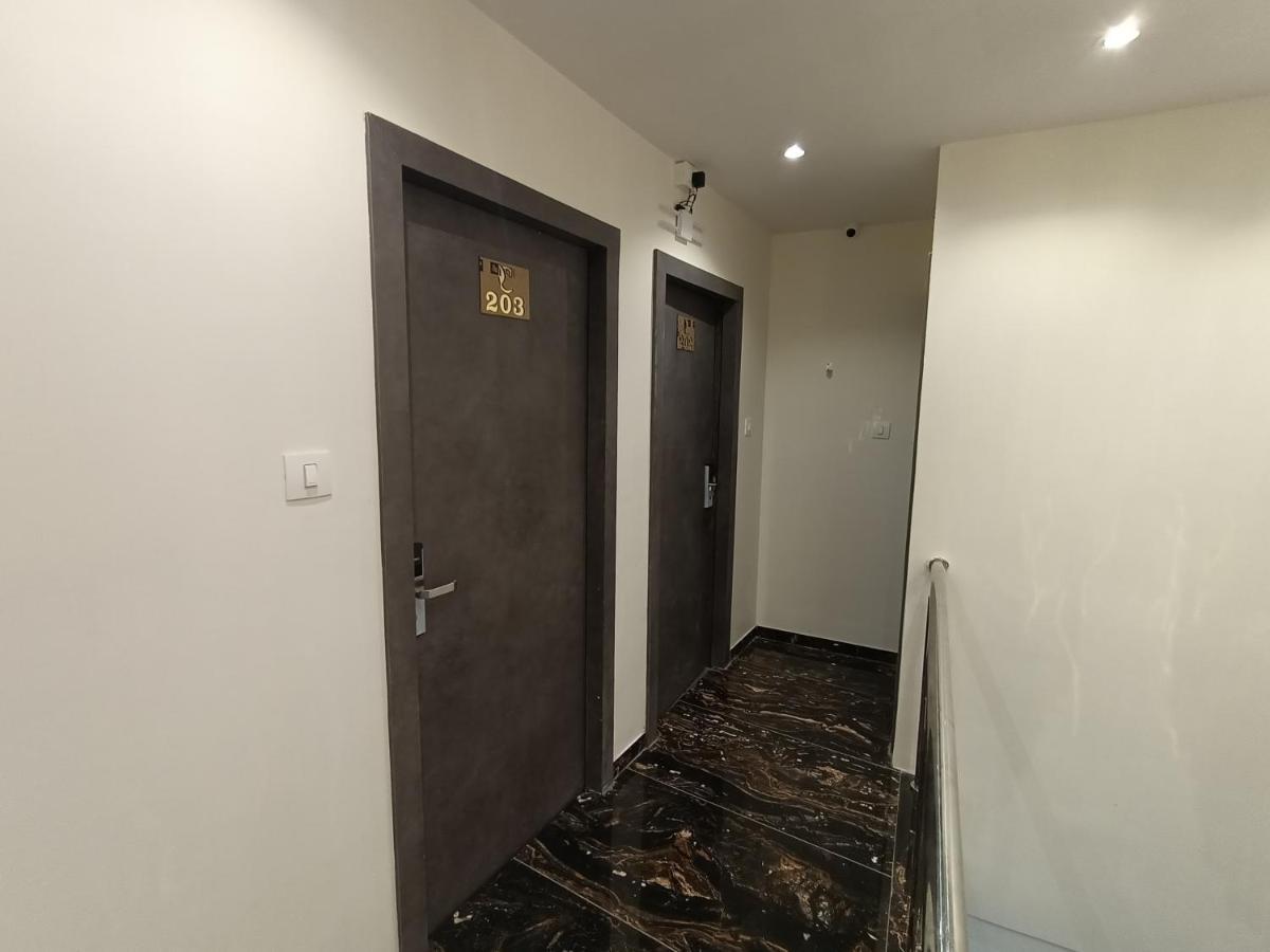 Hotel Classio Andheri - Near Dn Nagar Metro Station Мумбаи Экстерьер фото