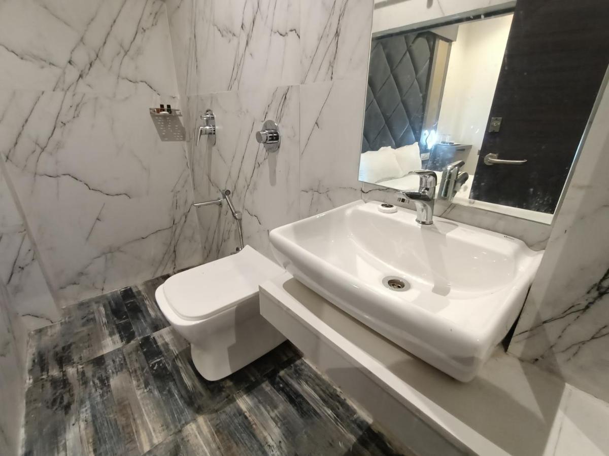 Hotel Classio Andheri - Near Dn Nagar Metro Station Мумбаи Экстерьер фото