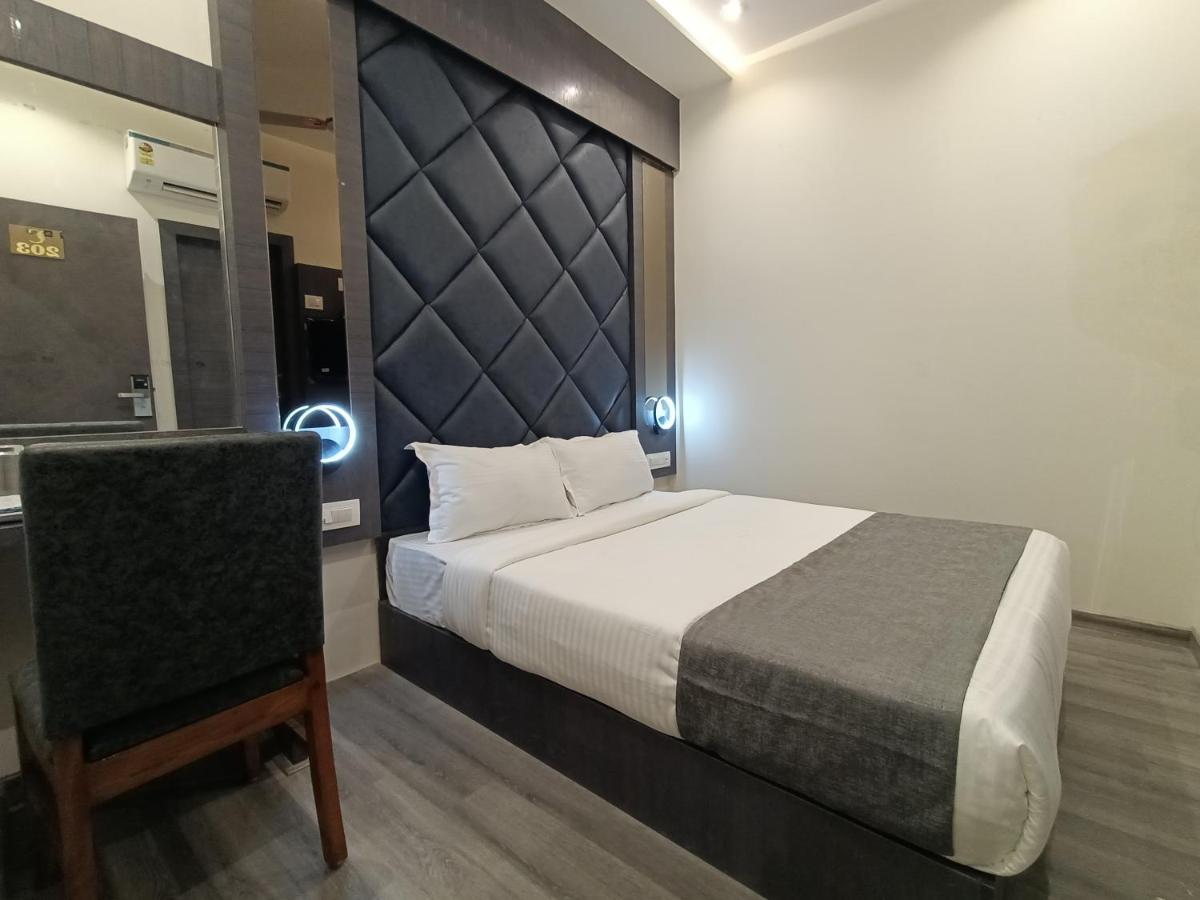 Hotel Classio Andheri - Near Dn Nagar Metro Station Мумбаи Экстерьер фото